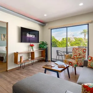 New & Comfy, 5 Star Area, Walk 2 Beach, Pool, Views, King Bed Apartamento