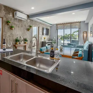 Luxe Modern-5 Star Area-walk 2 Beach-pool-bbq-view-king Bed Apartment